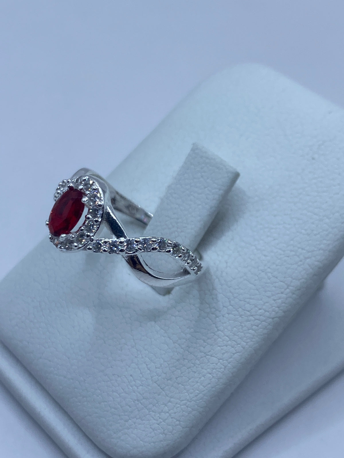 Vista lateral del anillo ovalado con diseño ondulante en plata pura