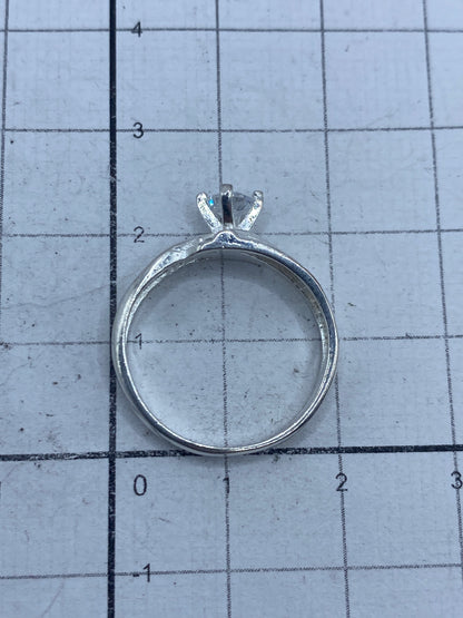 Anillo sobre fondo blanco mostrando el engaste a mano de la circonia