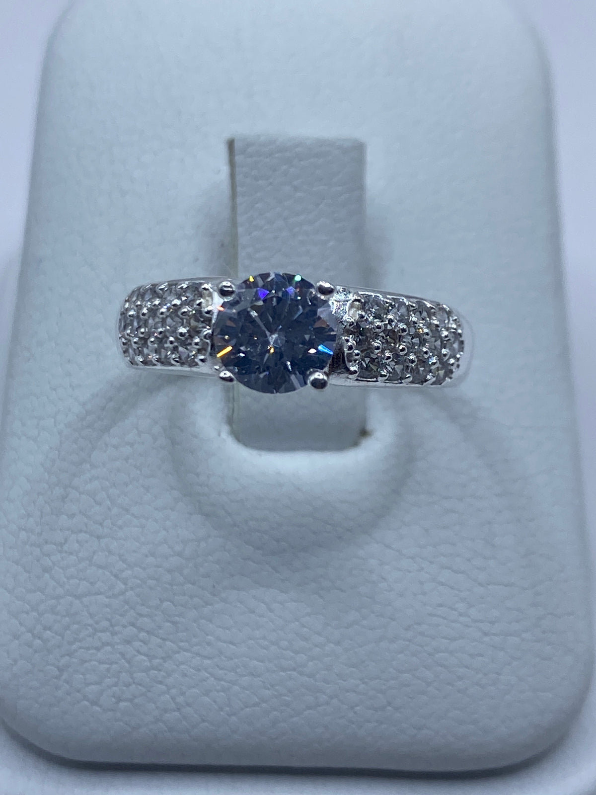 Anillo solitario de plata 925 con circonia blanca engastada en cuatro puntas