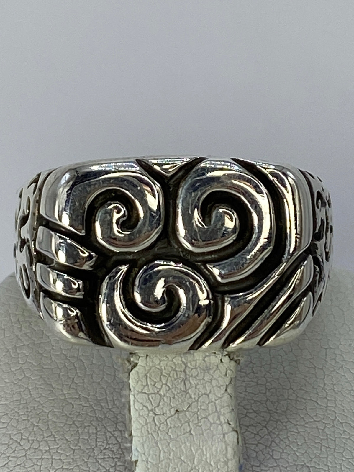 Anillo de plata 950 repujado para hombre con diseño escultural en volumen
