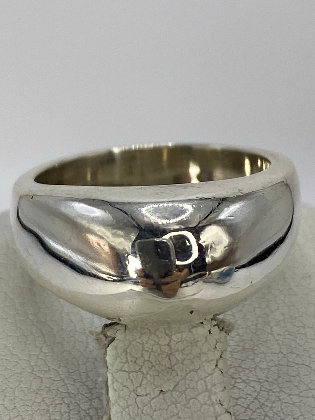 Detalle lateral del anillo con el Quinto 925 grabado