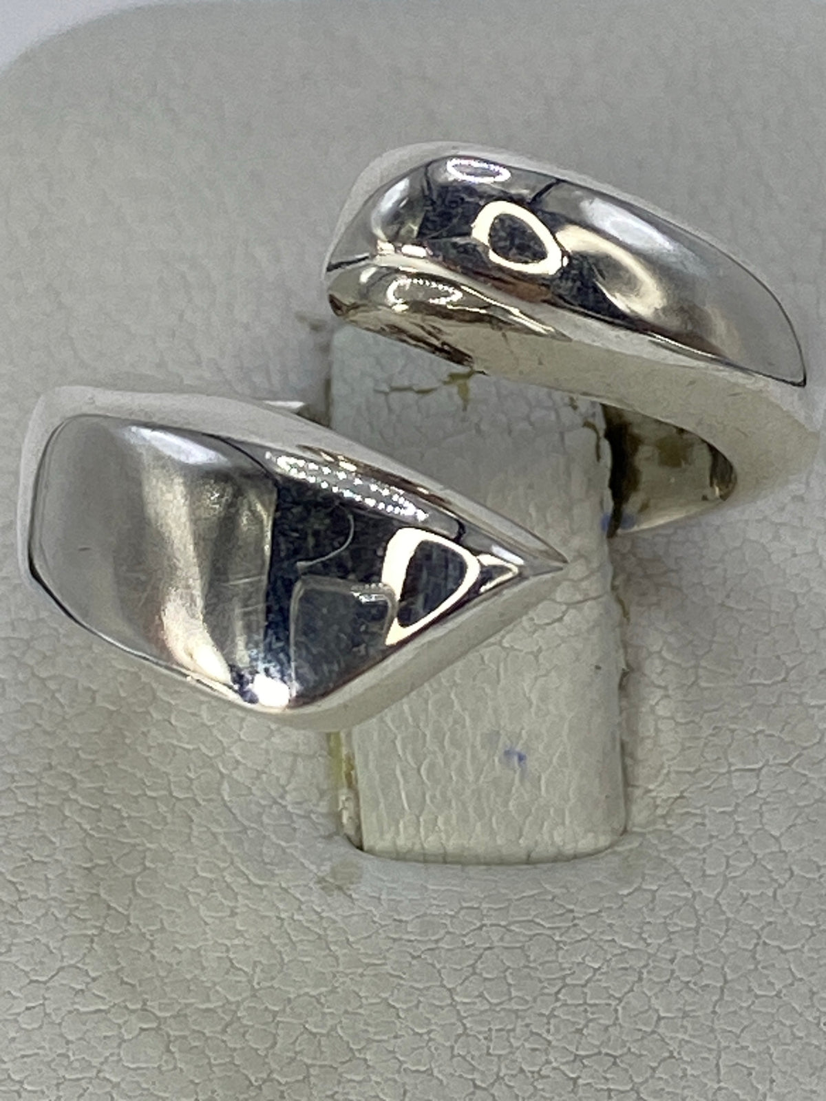 Anillo de plata cartoneado minimalista en talla 5, vista frontal