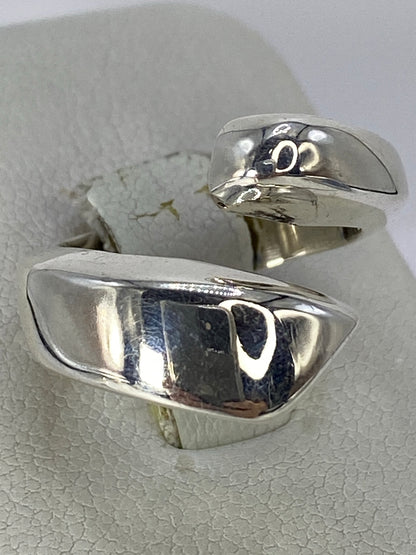 Detalle lateral del anillo mostrando el volumen 3D del cartoneado