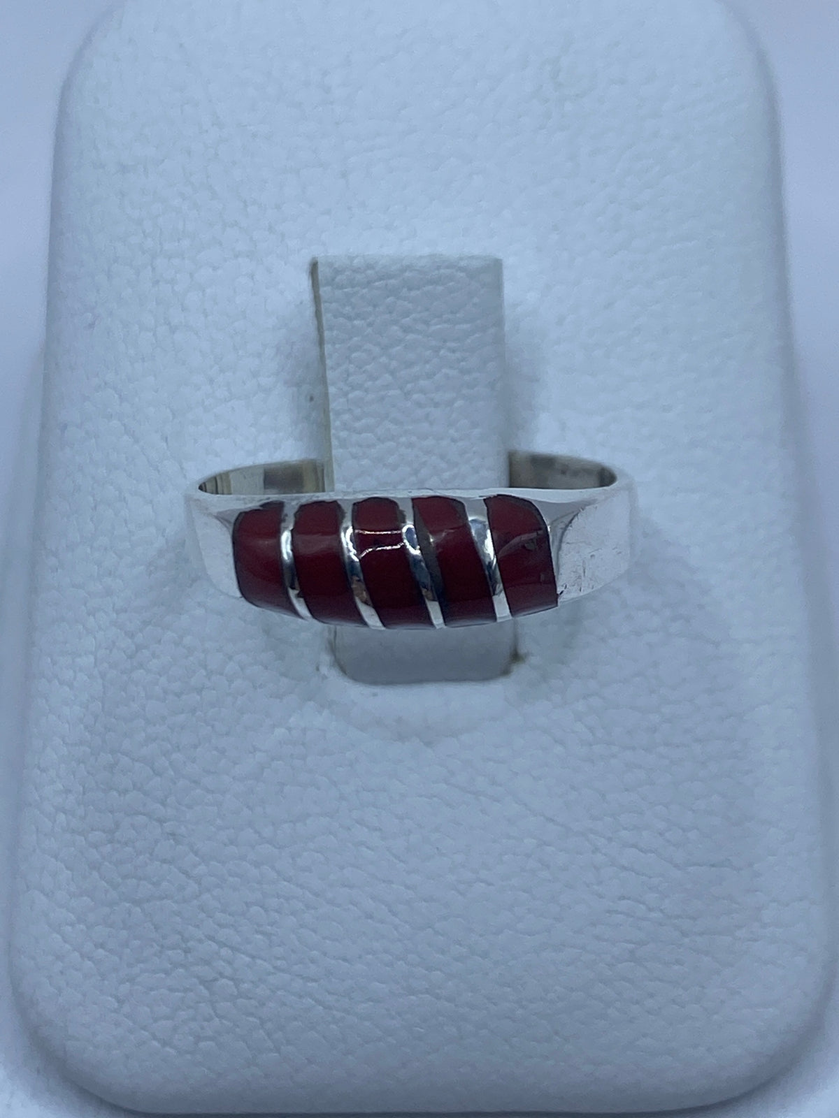 Anillo de plata 925 con coral rojo engastado en diseño geométrico sobre fondo blanco