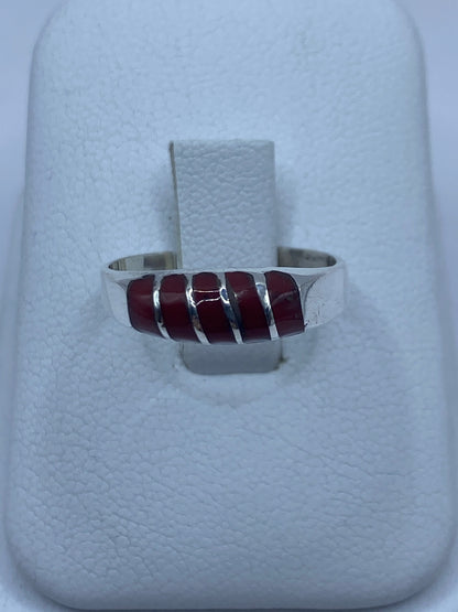Anillo de plata 925 con coral rojo engastado en diseño geométrico sobre fondo blanco