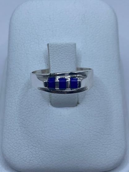 Anillo de plata 925 con lapislázuli azul profundo sobre estuche blanco