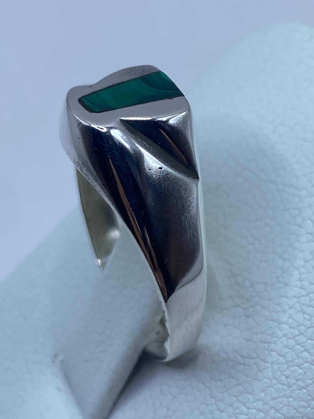 Vista lateral del anillo de plata 925 con Quinto visible