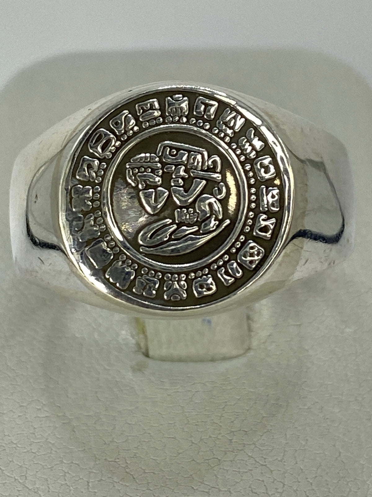Anillo visto de lado mostrando el perfil del repujado