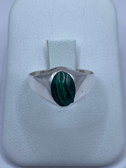 Anillo de plata 925 con malaquita verde en mano, vista frontal