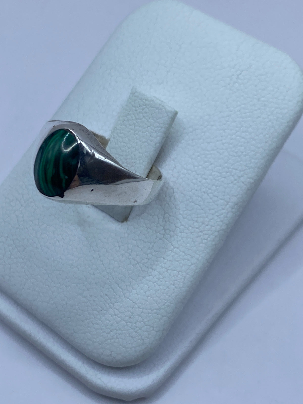 Detalle del engaste de malaquita en el anillo de plata