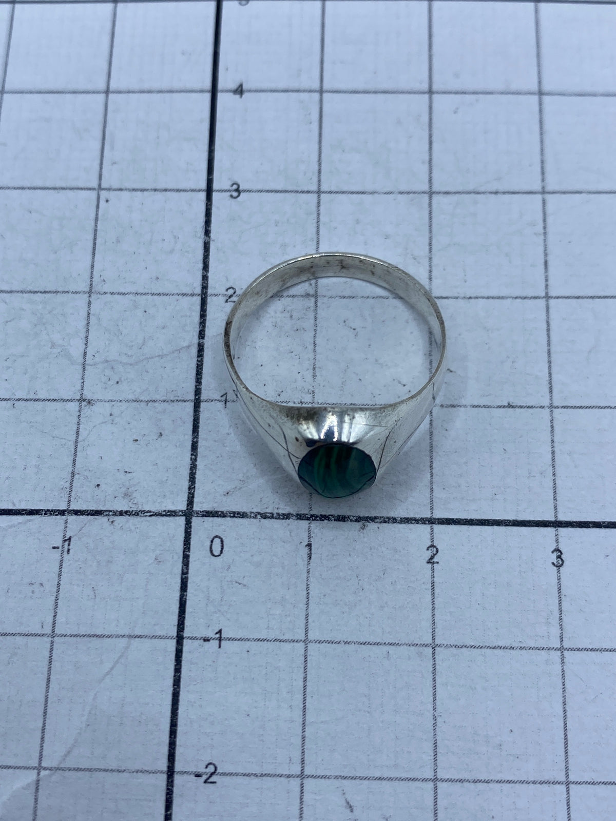 Anillo sobre escala de precisión mostrando peso y Quinto 925