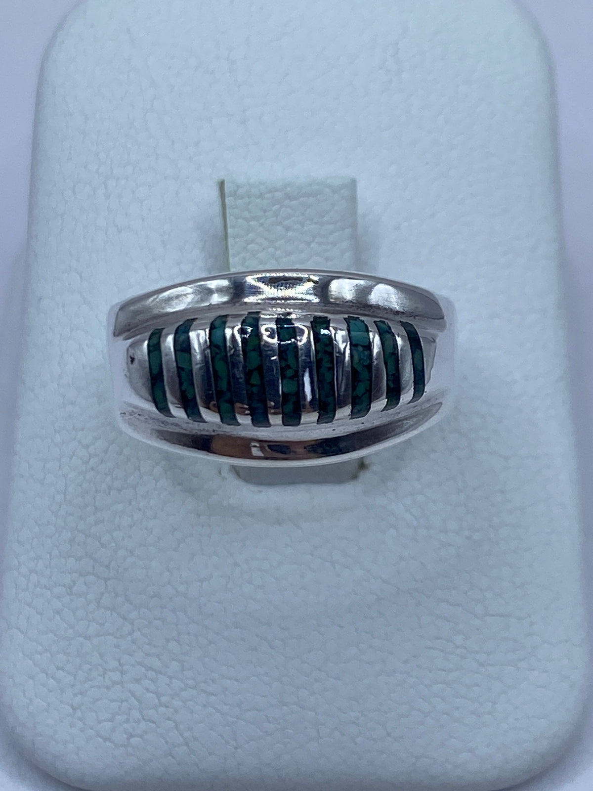 Anillo de plata 925 con malaquita verde bandeada en la mano, vista frontal