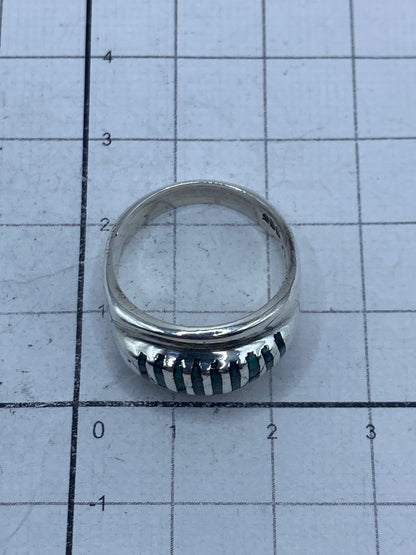 Anillo sobre fondo gris mostrando grabado del Quinto 925 en el interior