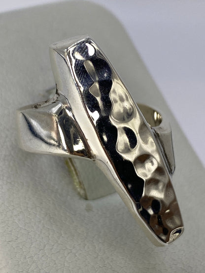 Vista frontal del anillo de plata con acabado repujado martillado