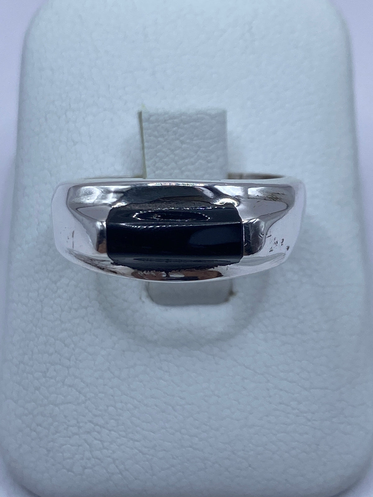 Anillo de plata 925 con ónix negro engastado, sobre estuche blanco