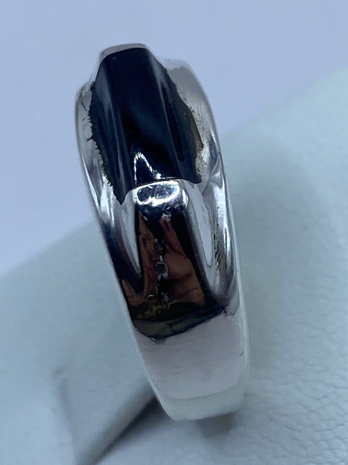 Anillo en la mano, ónix negro brillante, diseño minimalista