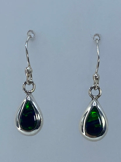 Aretes de plata 925 con ópalo de fuego verde engastado, vista de frente del par completo