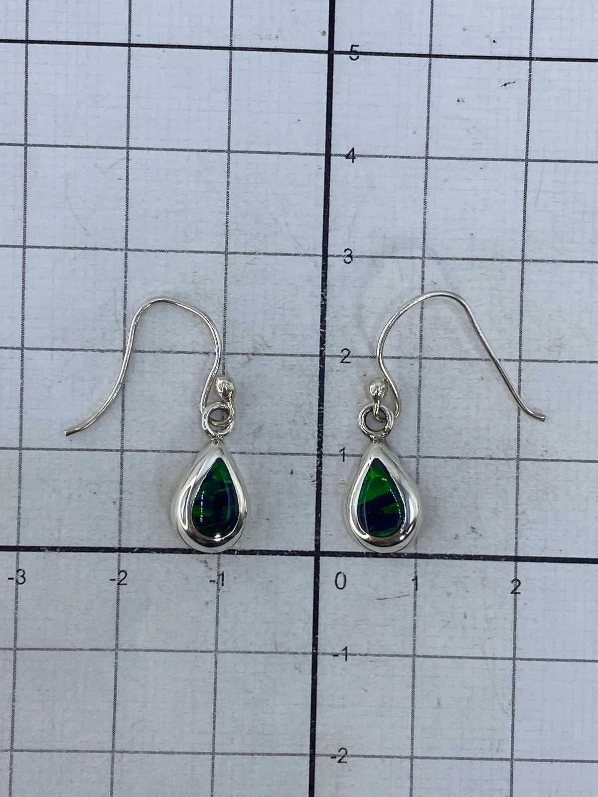 Marca de Quinto 925 en los ganchos de plata de los aretes