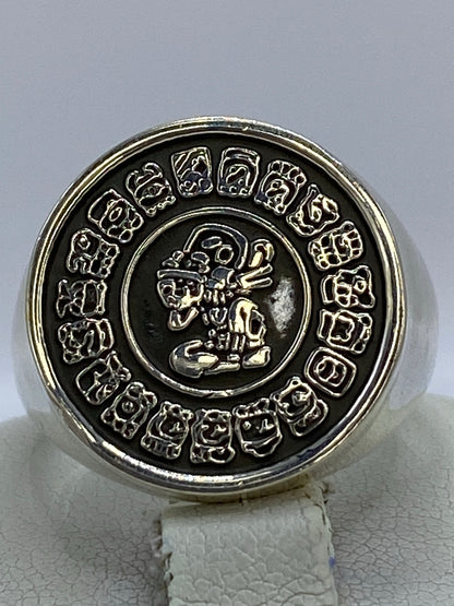 Anillo de plata 950 repujado con diseño del Calendario Azteca visto de frente