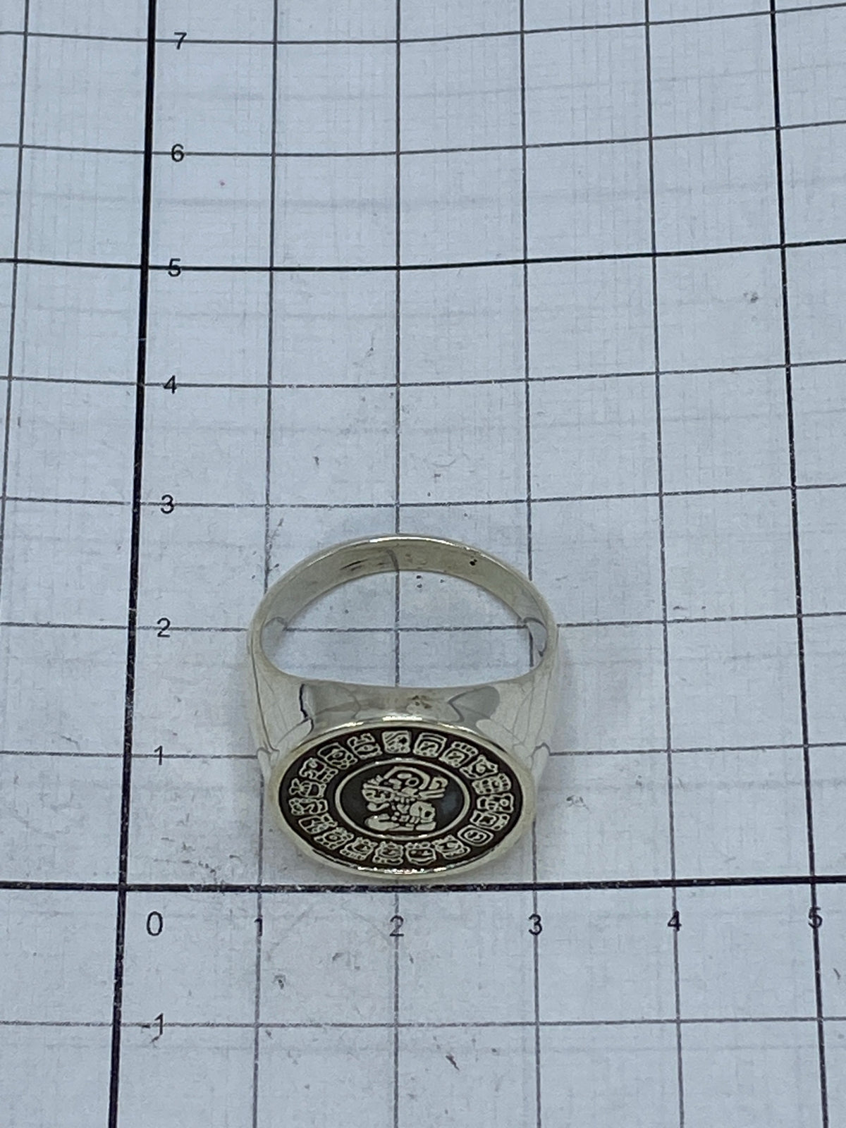 Vista lateral del anillo repujado mostrando el peso y volumen de la pieza