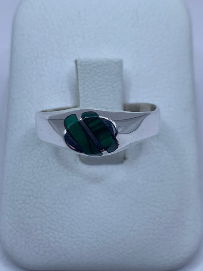 Anillo de plata con malaquita verde engastada, vista frontal