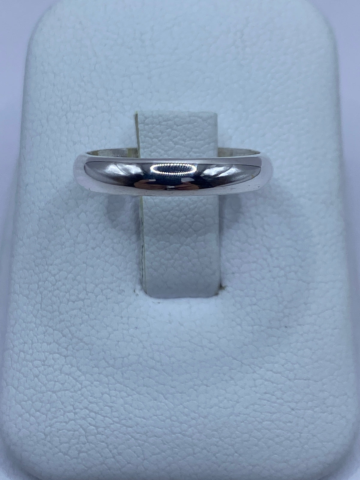 Anillo de plata liso y pulido en talla 6 sobre estuche blanco