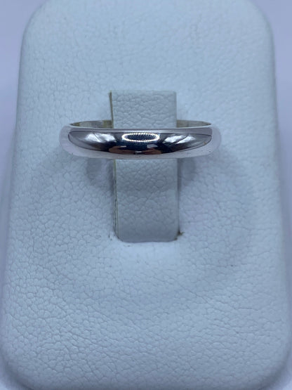 Anillo de plata liso y pulido en talla 6 sobre estuche blanco
