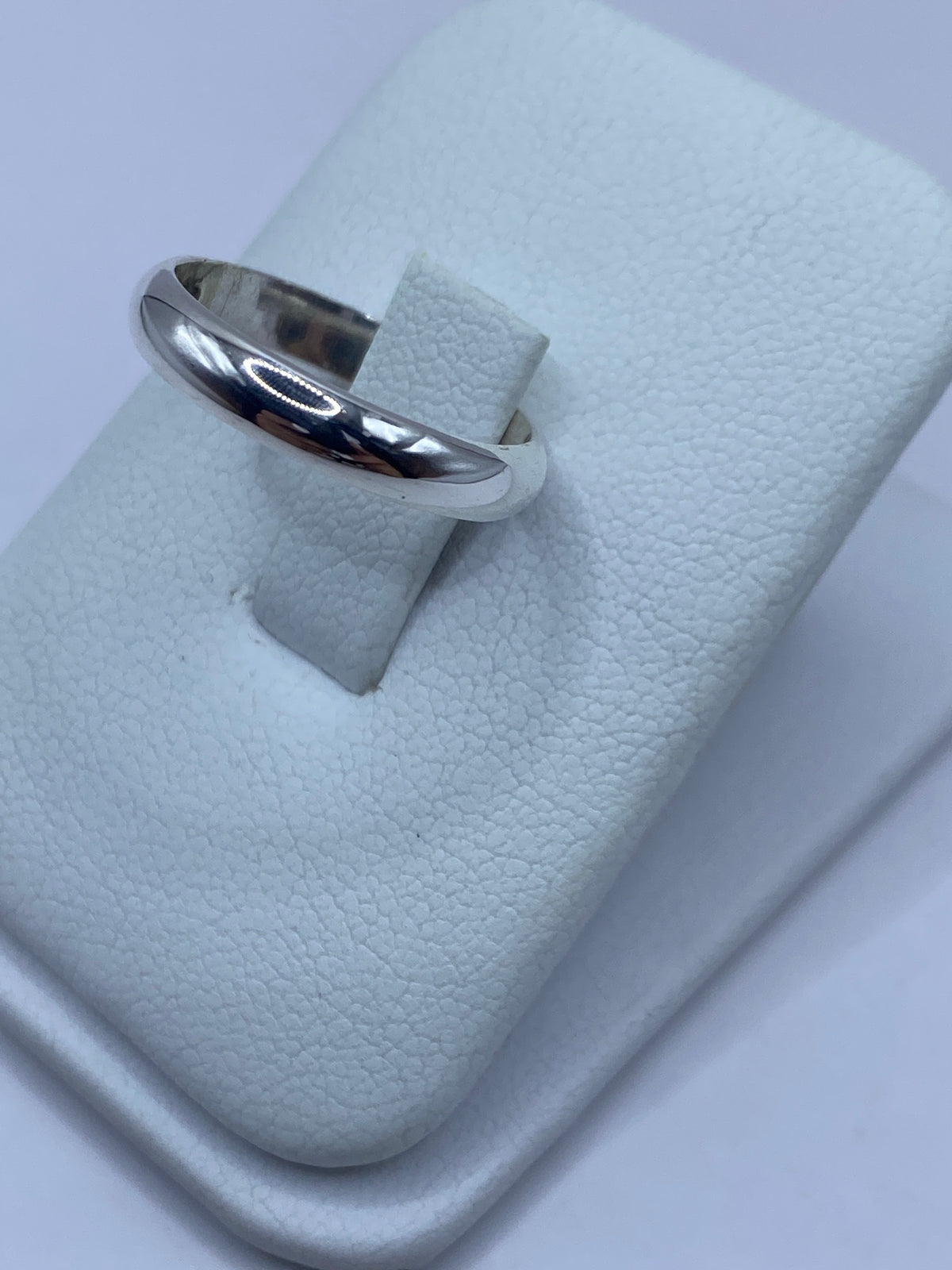 Detalle lateral del anillo mostrando el acabado espejo brillante