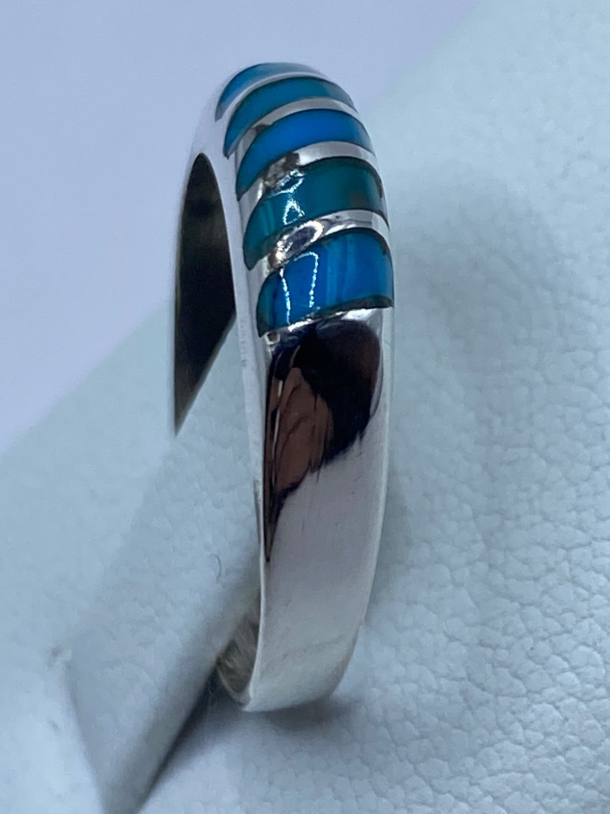 Anillo puesto en dedo mostrando el color azul cielo de la turquesa