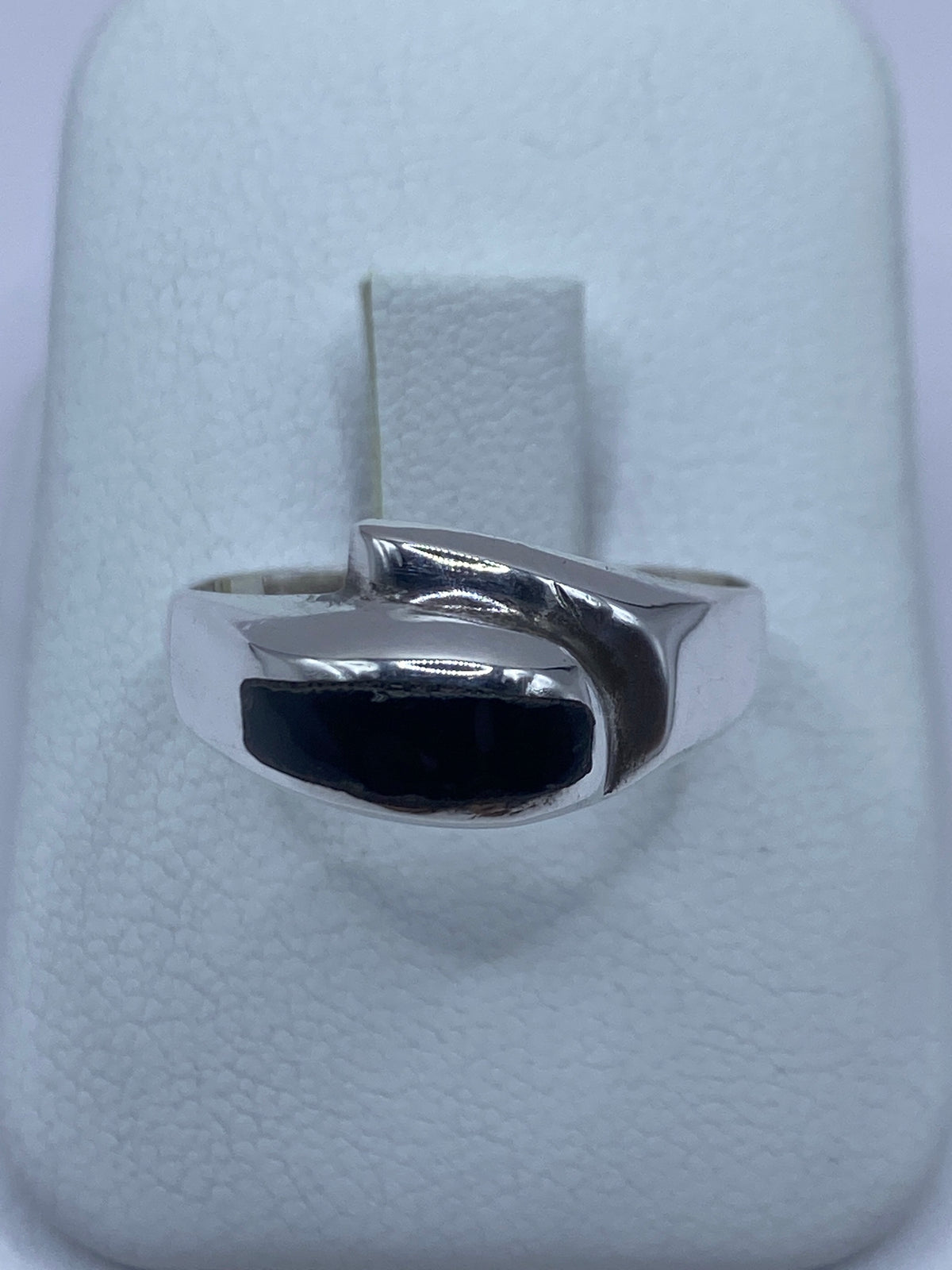 Anillo de plata 925 con ónix negro pulido en diseño minimalista