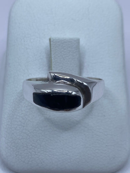 Anillo de plata 925 con ónix negro pulido en diseño minimalista