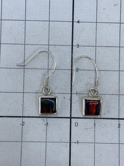 Reverso de los aretes de plata 925 con Quinto visibles en los cierres