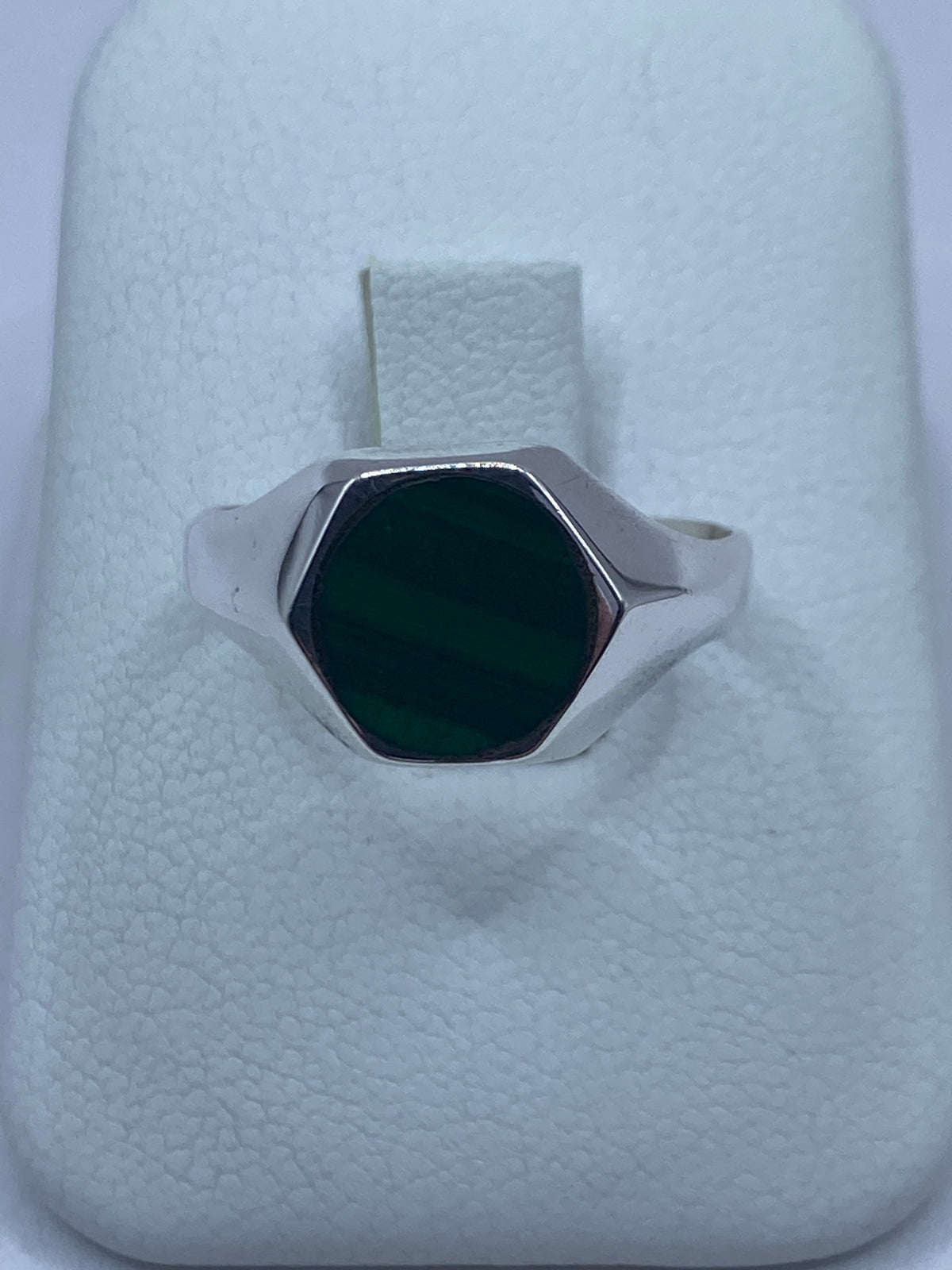 Anillo de plata 925 con malaquita verde oscuro engastada, vista frontal en dedo
