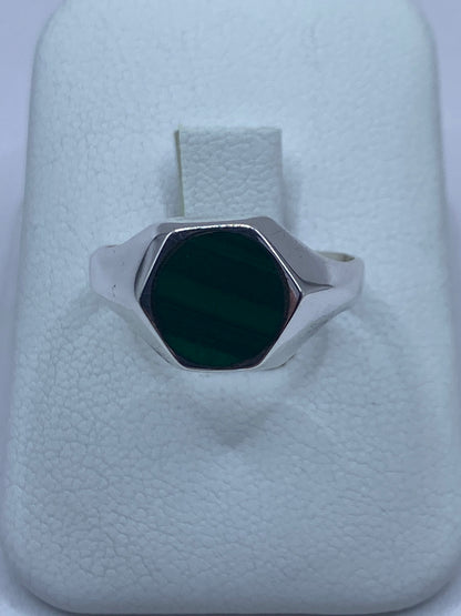 Anillo de plata 925 con malaquita verde oscuro engastada, vista frontal en dedo