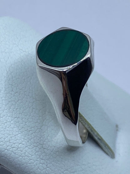 Anillo de plata pura en malaquita, vista lateral mostrando el acabado limpio