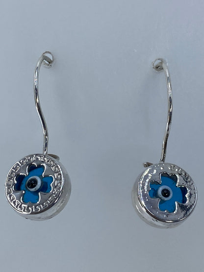 Aretes sobre superficie con escala mostrando el largo de 2.4 cm