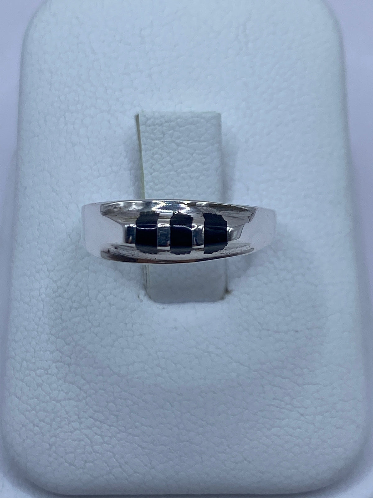 Anillo de plata 925 con ónix negro, vista frontal sobre fondo blanco