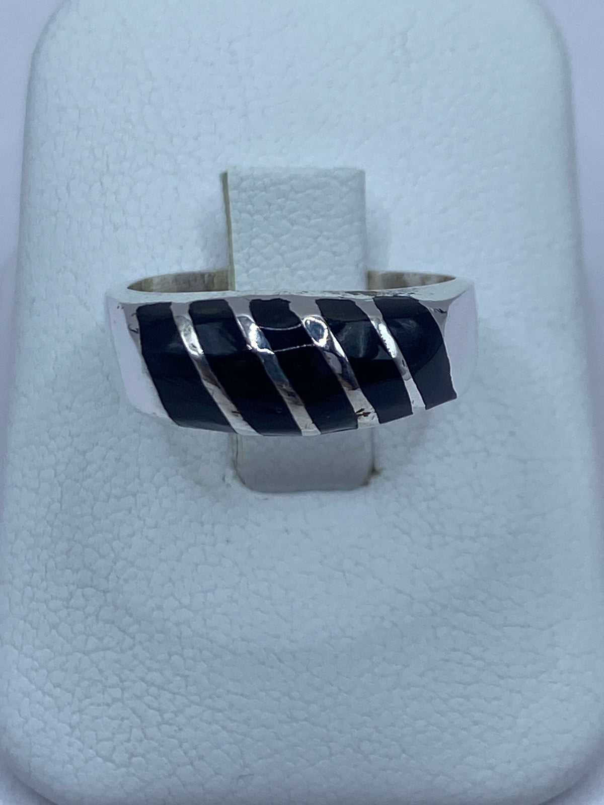 Anillo de plata 925 con ónix negro engastado, vista frontal sobre fondo blanco