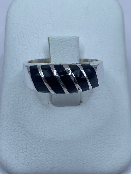 Anillo de plata 925 con ónix negro engastado, vista frontal sobre fondo blanco