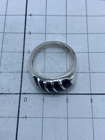 Anillo de ónix y plata mostrando el Quinto 925 en la banda interior
