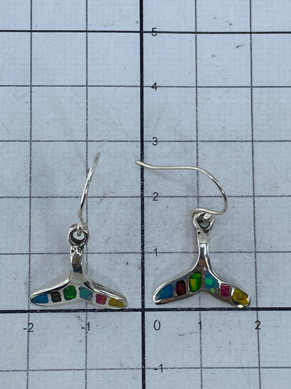 Aretes sobre escala midiendo 2.8 cm de largo con marcación de Quinto 950