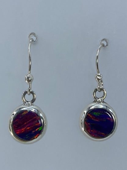 Par de aretes de plata 950 con ópalo de fuego rojo brillante, colgando en vista frontal