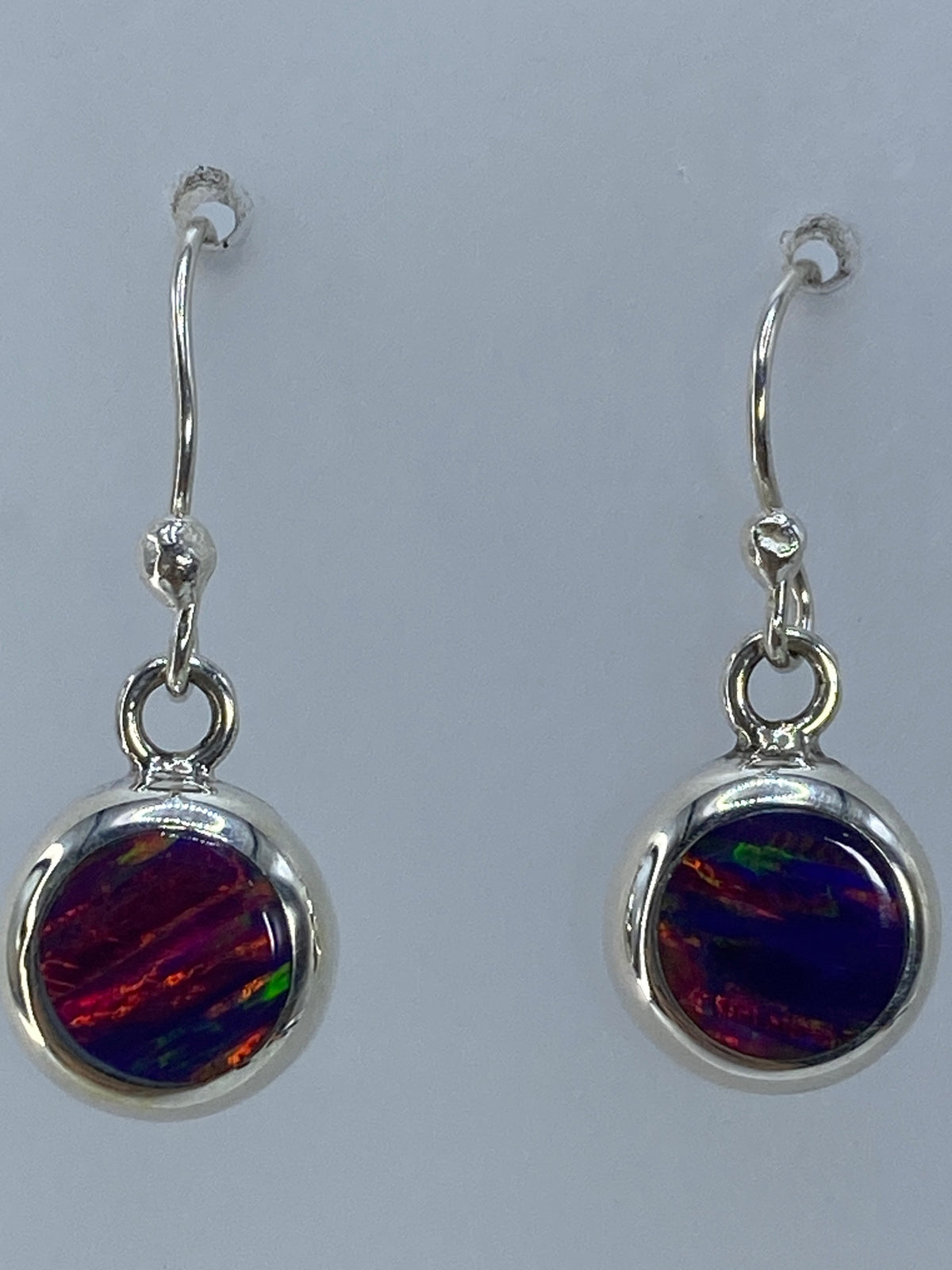 Aretes sobre escala de medidas mostrando tamaño de 2.3 cm