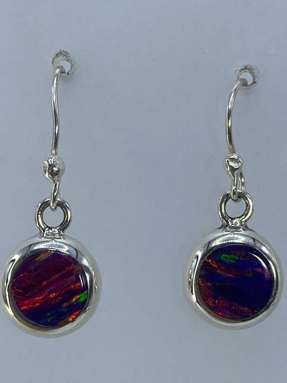 Aretes sobre escala de medidas mostrando tamaño de 2.3 cm
