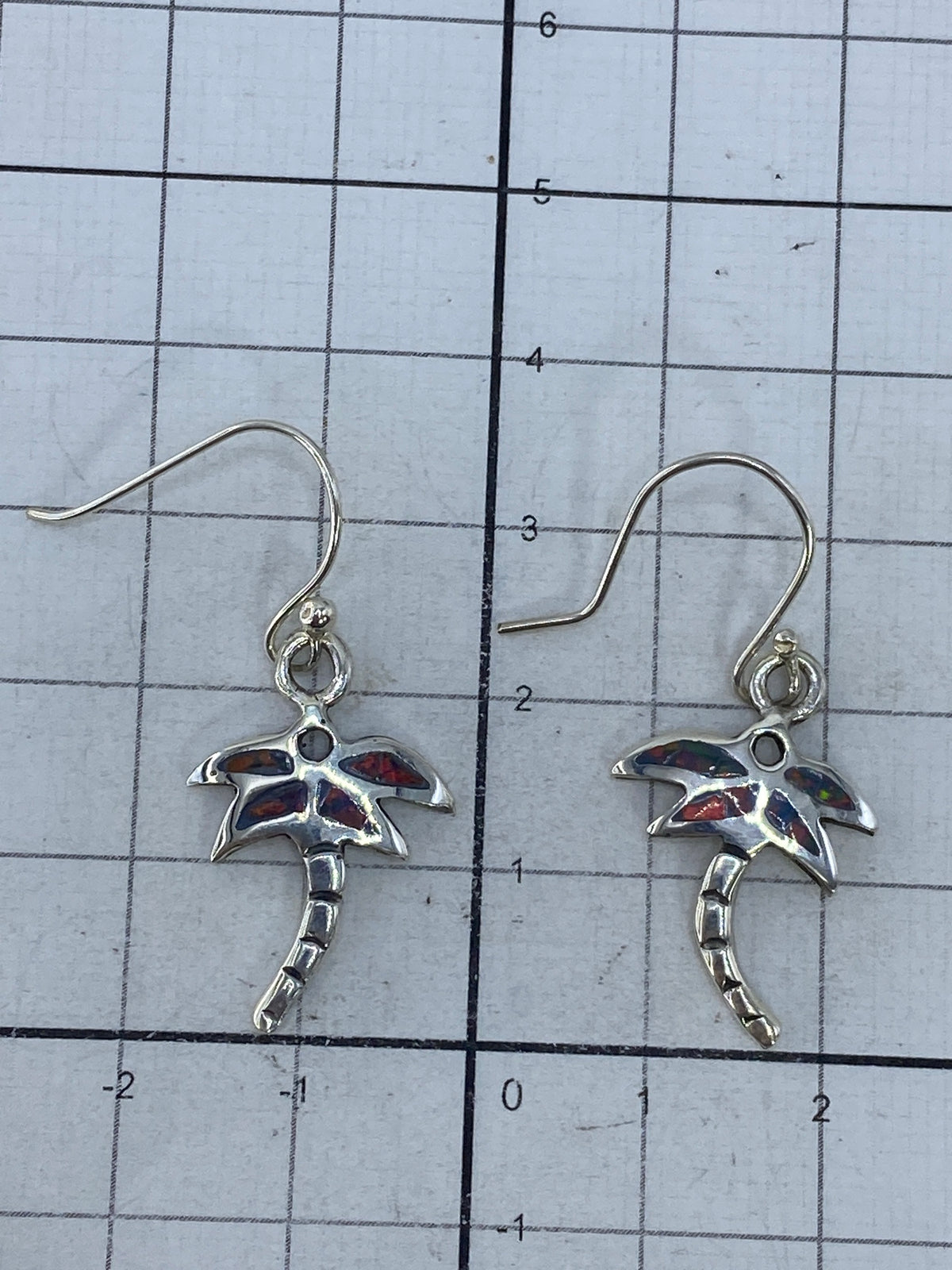 Aretes en plata con ópalo de fuego en caja de presentación azul