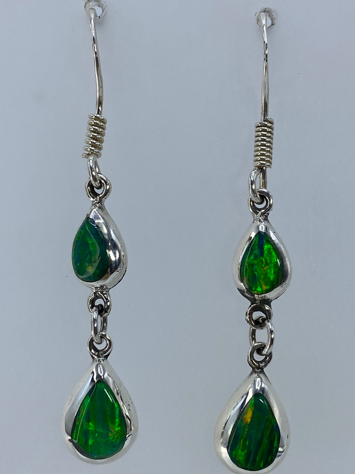 Aretes sobre regla mostrando largo de 4.8 cm de plata 925