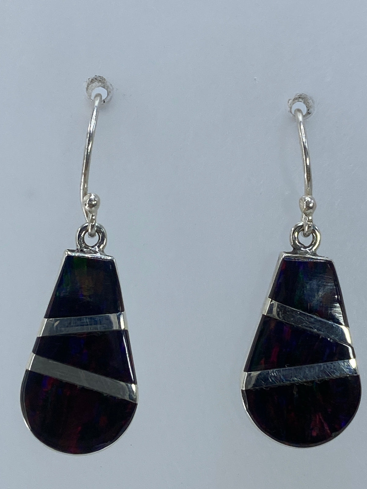 Aretes de plata pura 950 con ópalo de fuego, vista frontal colgando de sus ganchos