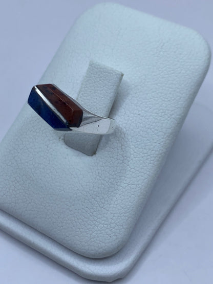 Anillo de lapislázuli en plata pura, vista lateral mostrando el engaste minimalista