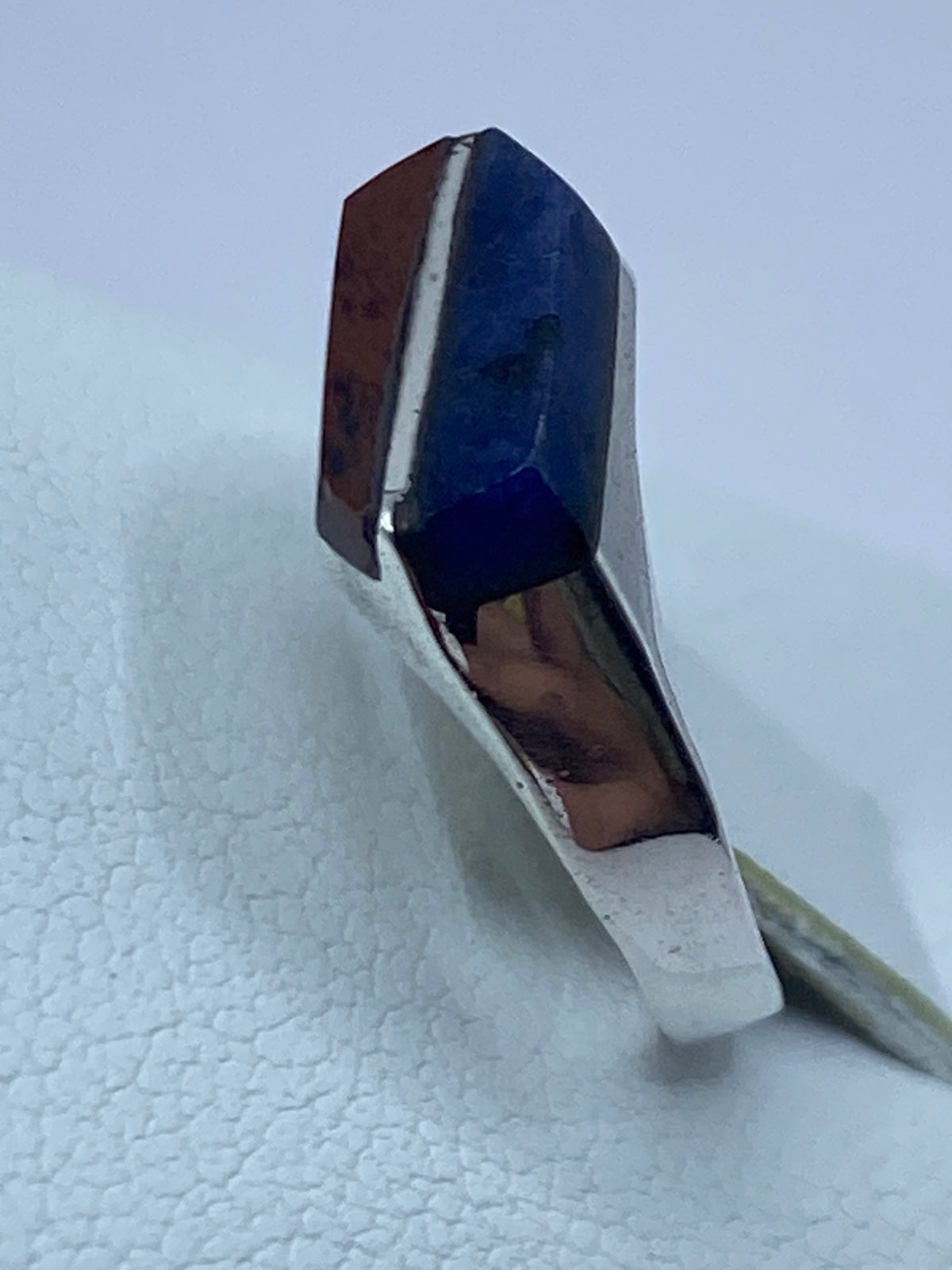Detalle del lapislázuli azul genuino engastado en anillo de plata — perfil alto