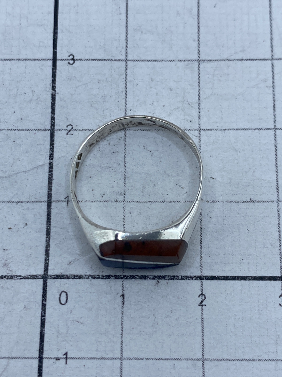Anillo en la mano mostrando el lapislázuli azul brillante y la proporción del diseño